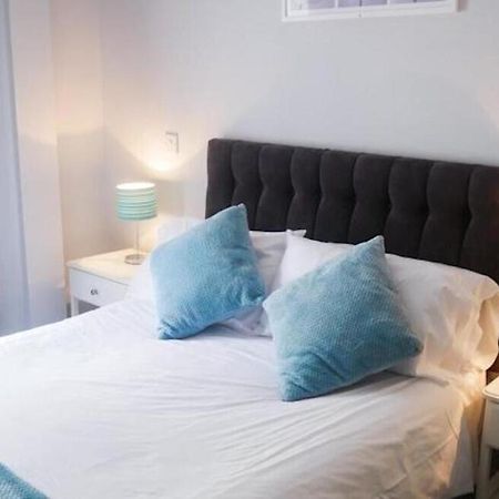 Wood Green Budget Rooms - Next To Mall & Metro Station - 10 Min To City Center 런던 외부 사진