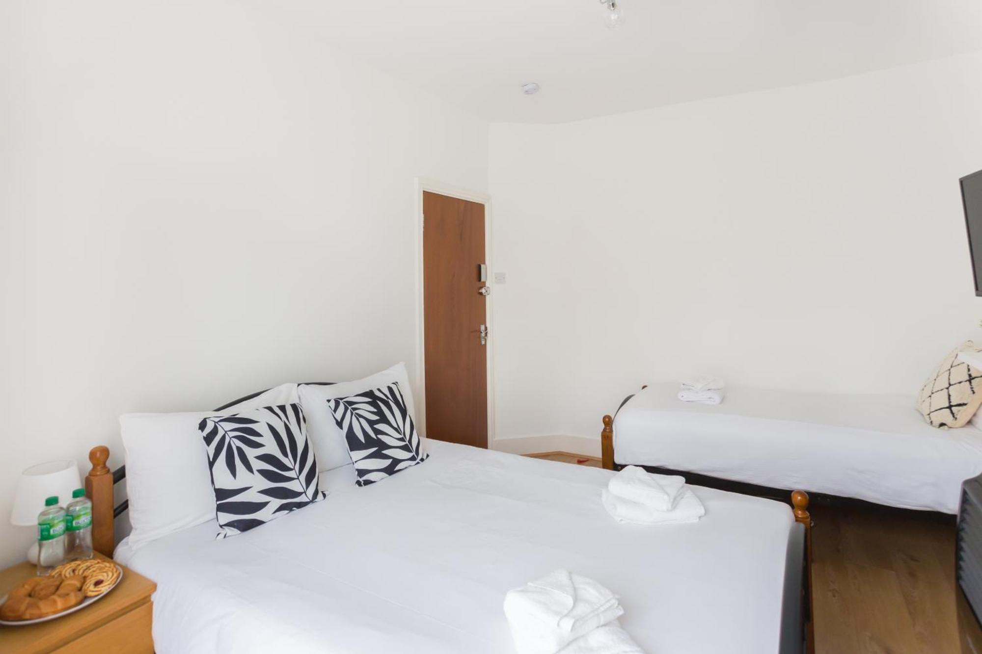 Wood Green Budget Rooms - Next To Mall & Metro Station - 10 Min To City Center 런던 외부 사진