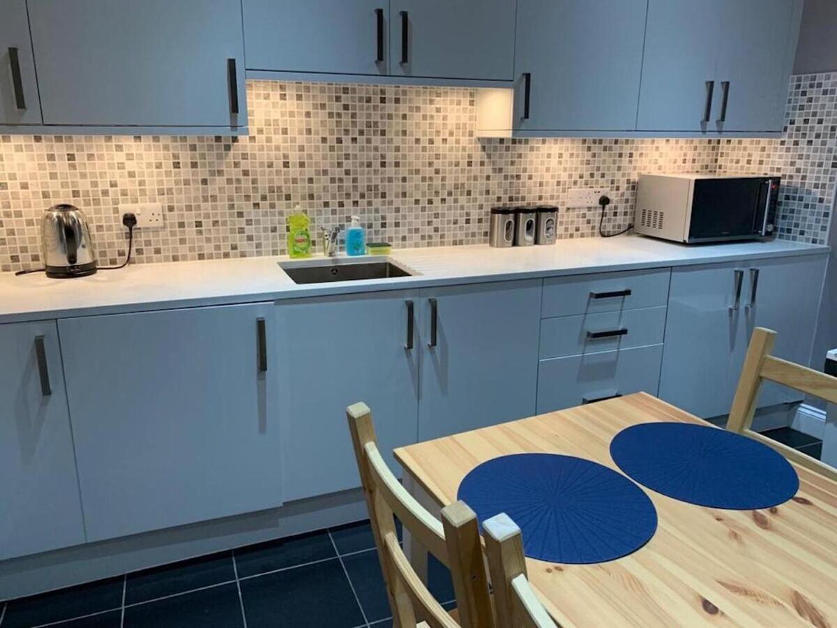 Wood Green Budget Rooms - Next To Mall & Metro Station - 10 Min To City Center 런던 외부 사진