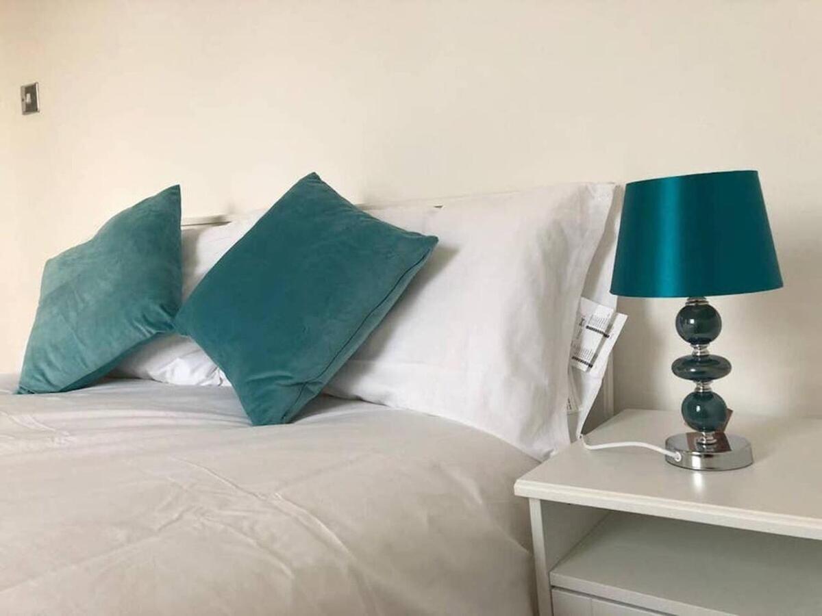 Wood Green Budget Rooms - Next To Mall & Metro Station - 10 Min To City Center 런던 외부 사진