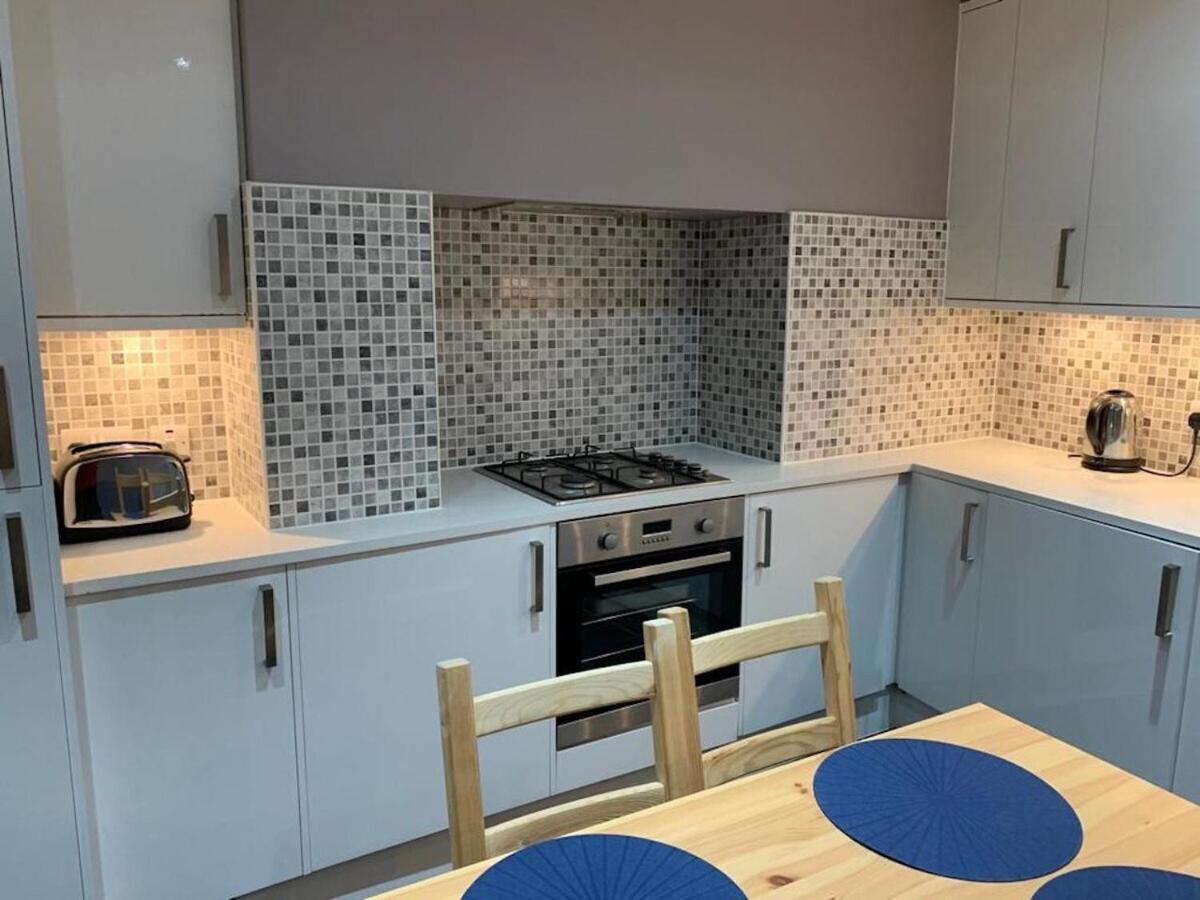 Wood Green Budget Rooms - Next To Mall & Metro Station - 10 Min To City Center 런던 외부 사진