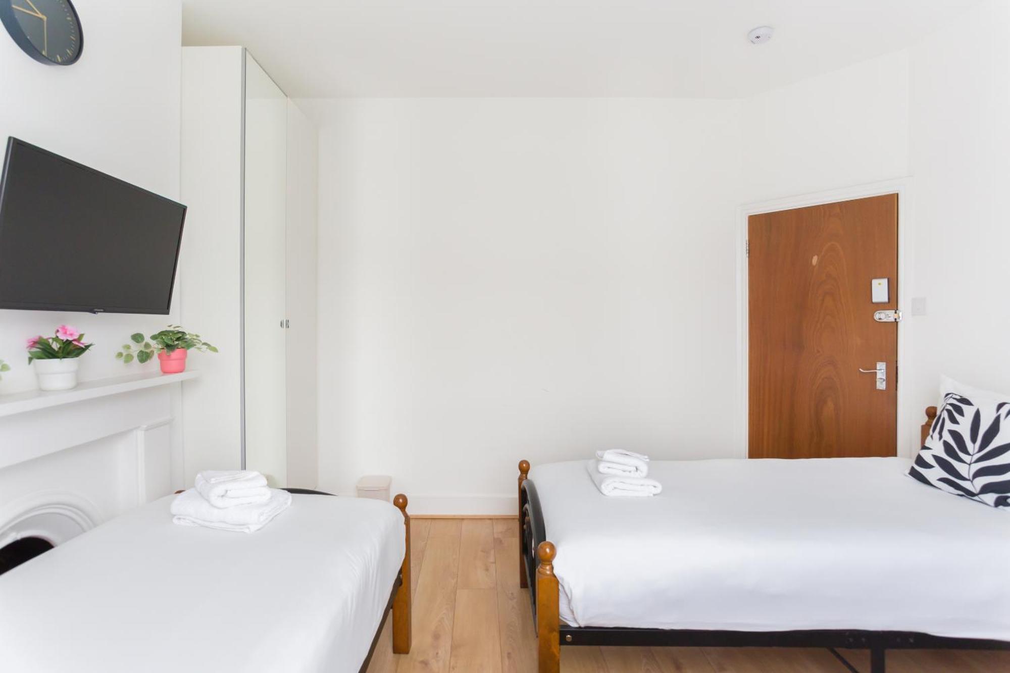 Wood Green Budget Rooms - Next To Mall & Metro Station - 10 Min To City Center 런던 외부 사진