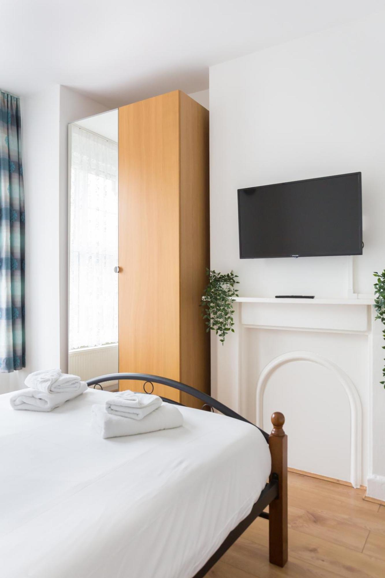 Wood Green Budget Rooms - Next To Mall & Metro Station - 10 Min To City Center 런던 외부 사진