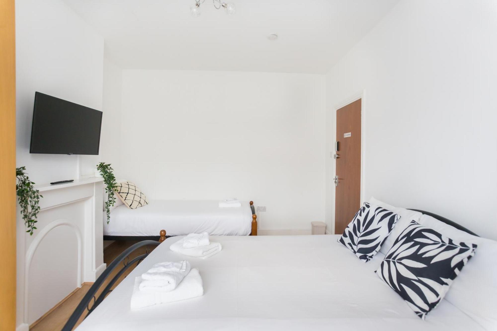Wood Green Budget Rooms - Next To Mall & Metro Station - 10 Min To City Center 런던 외부 사진