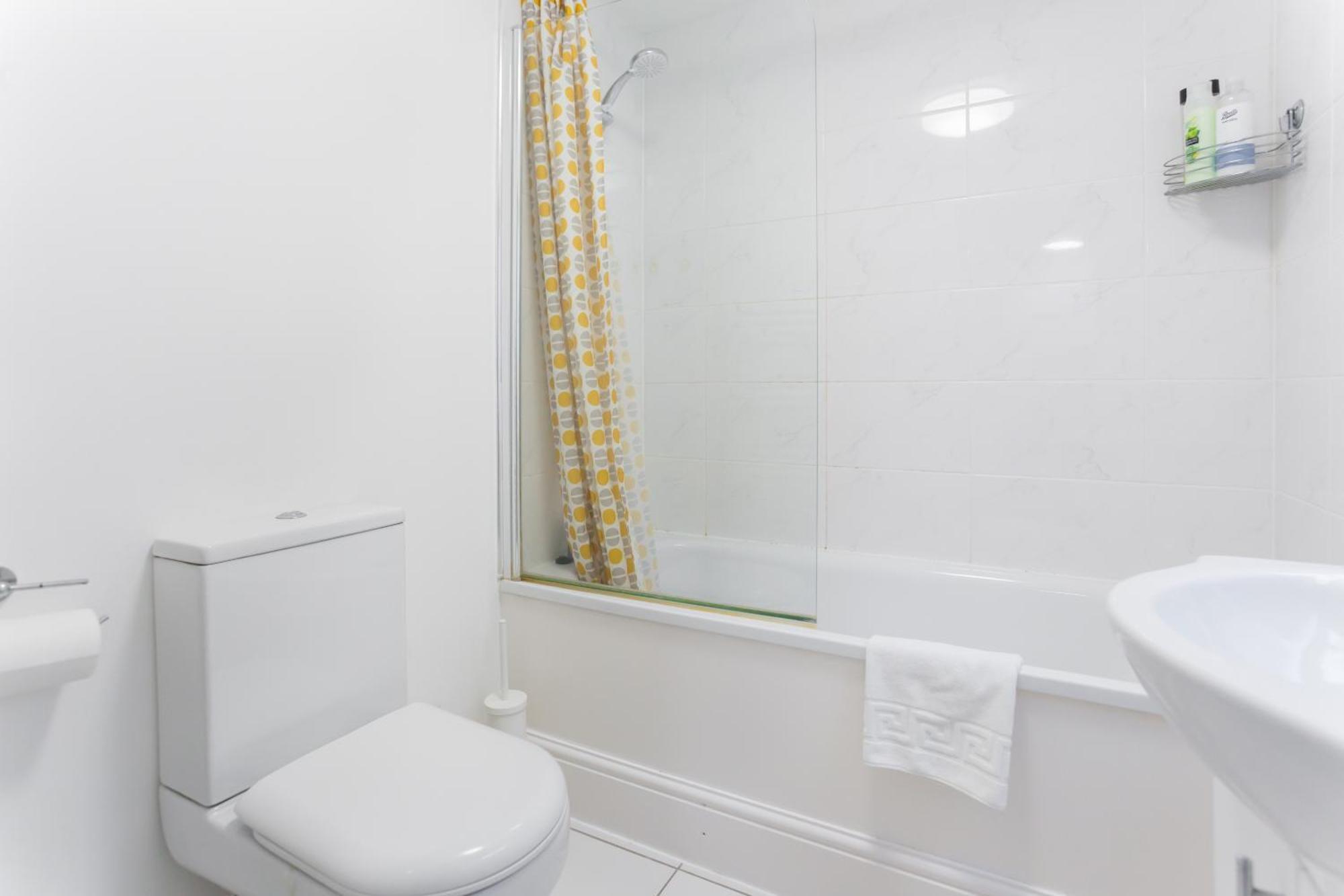 Wood Green Budget Rooms - Next To Mall & Metro Station - 10 Min To City Center 런던 외부 사진