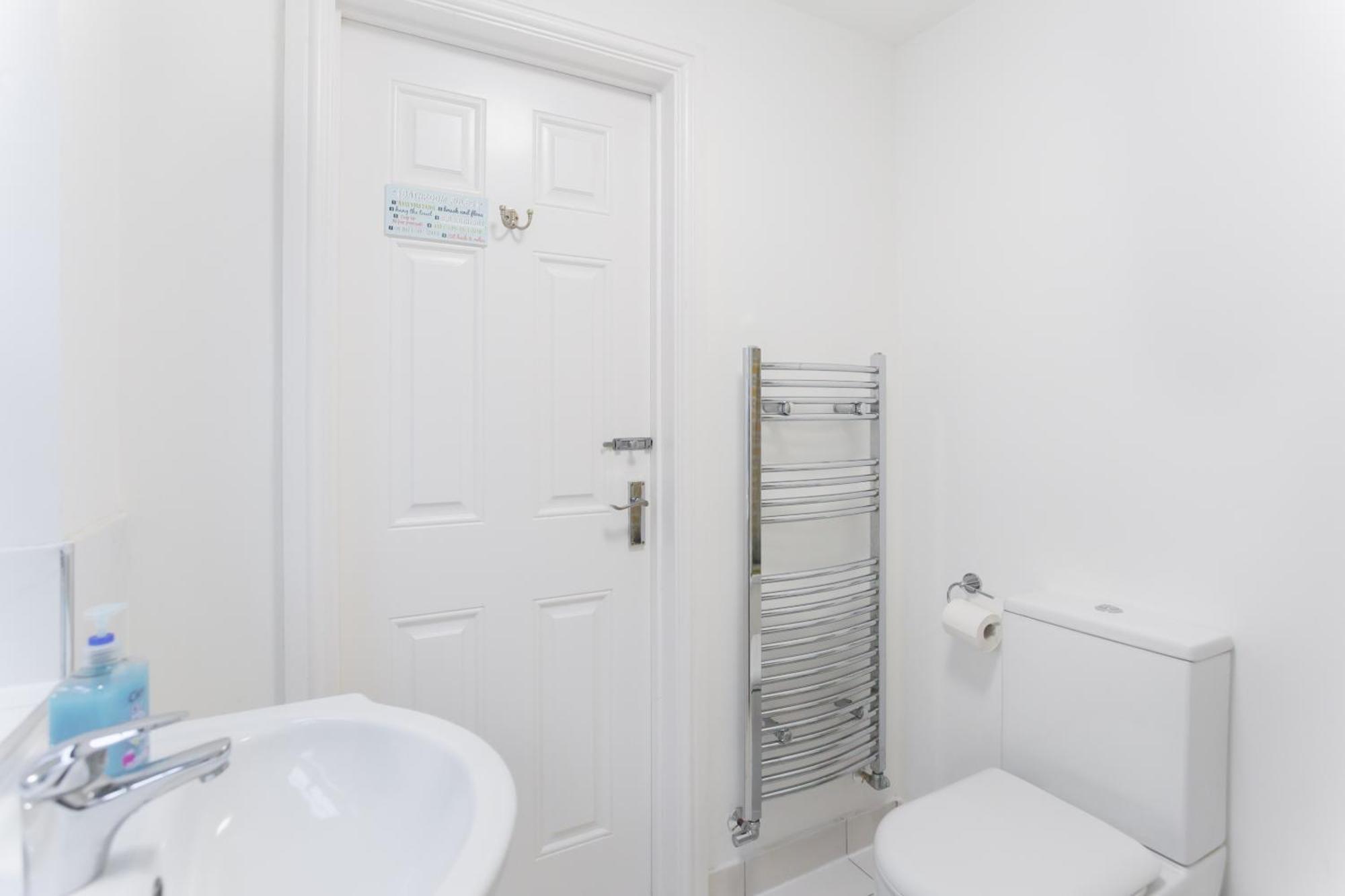 Wood Green Budget Rooms - Next To Mall & Metro Station - 10 Min To City Center 런던 외부 사진