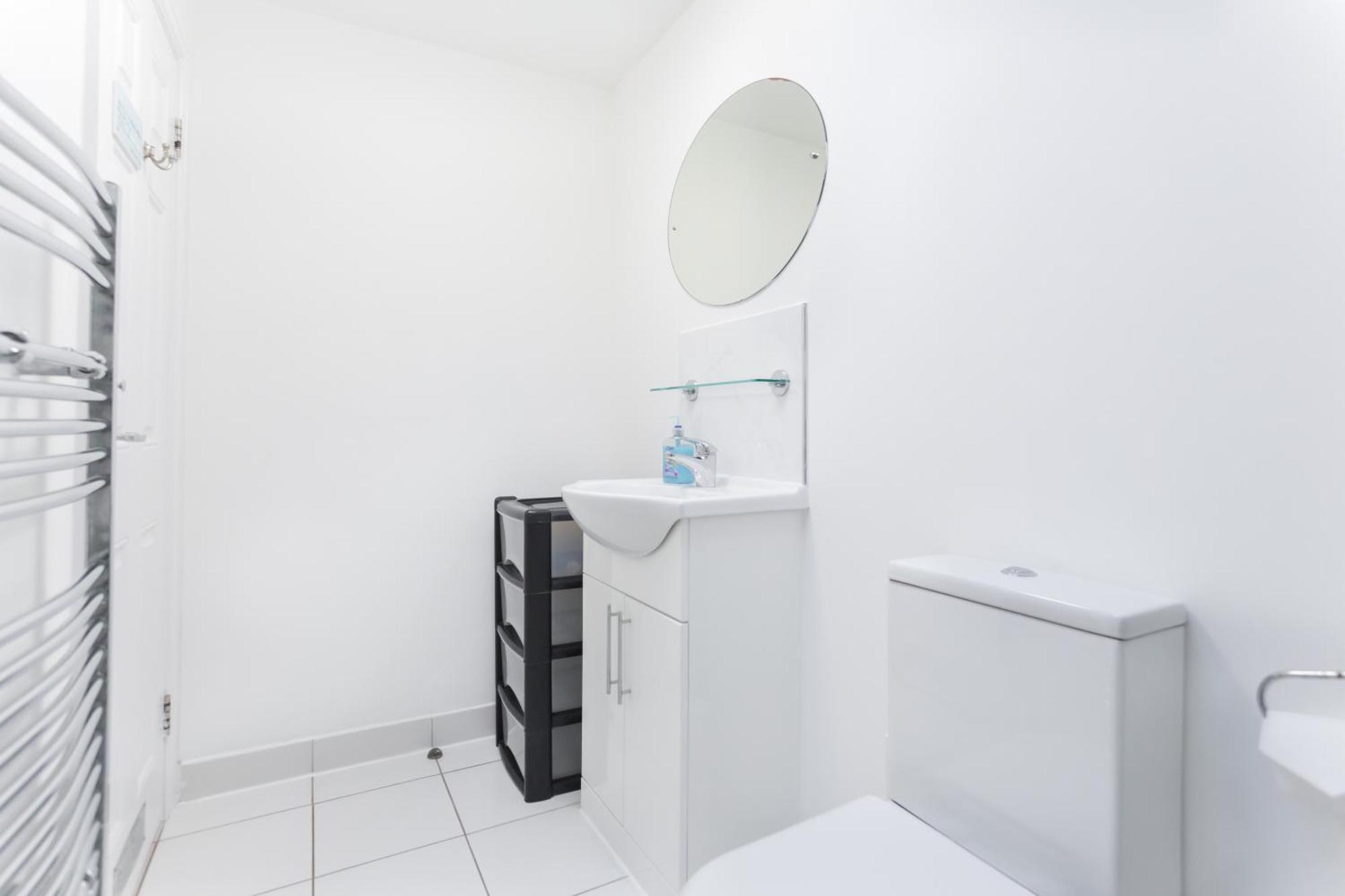 Wood Green Budget Rooms - Next To Mall & Metro Station - 10 Min To City Center 런던 외부 사진