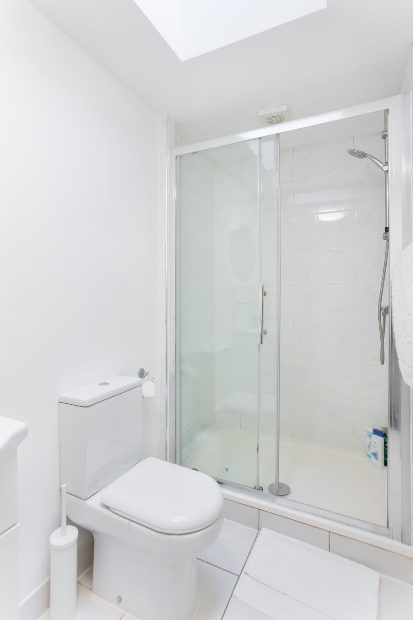 Wood Green Budget Rooms - Next To Mall & Metro Station - 10 Min To City Center 런던 외부 사진
