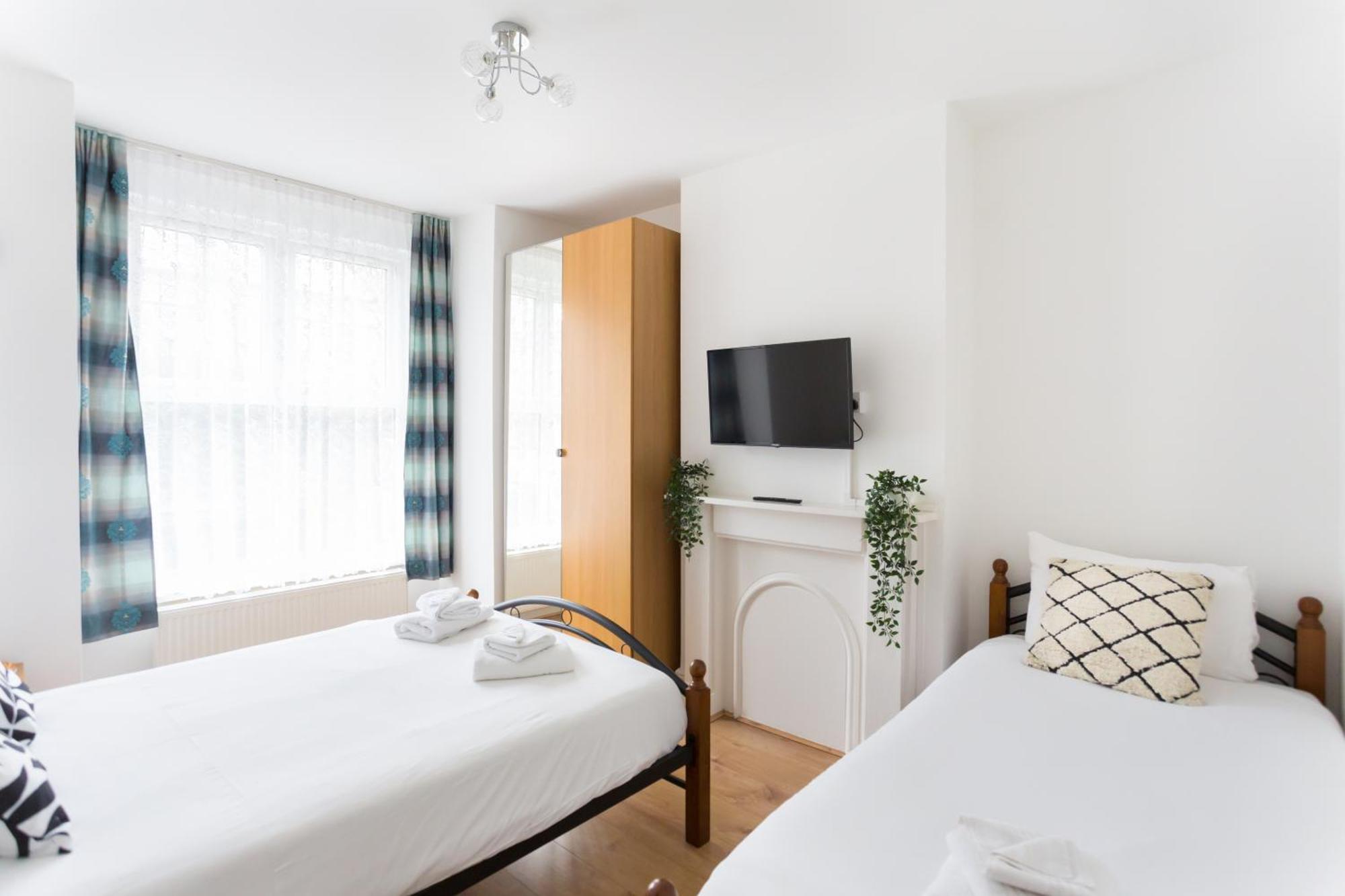 Wood Green Budget Rooms - Next To Mall & Metro Station - 10 Min To City Center 런던 외부 사진