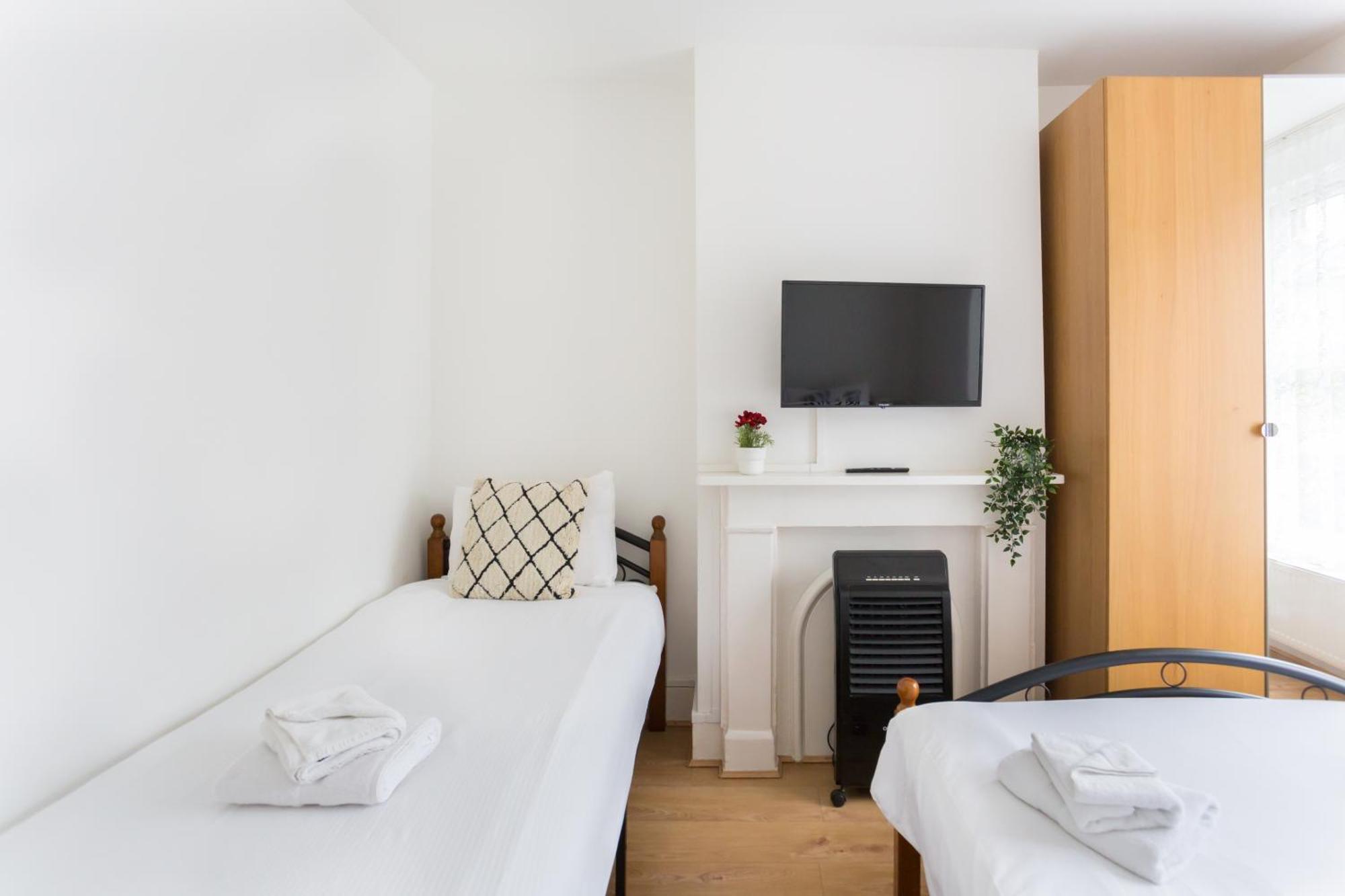 Wood Green Budget Rooms - Next To Mall & Metro Station - 10 Min To City Center 런던 외부 사진