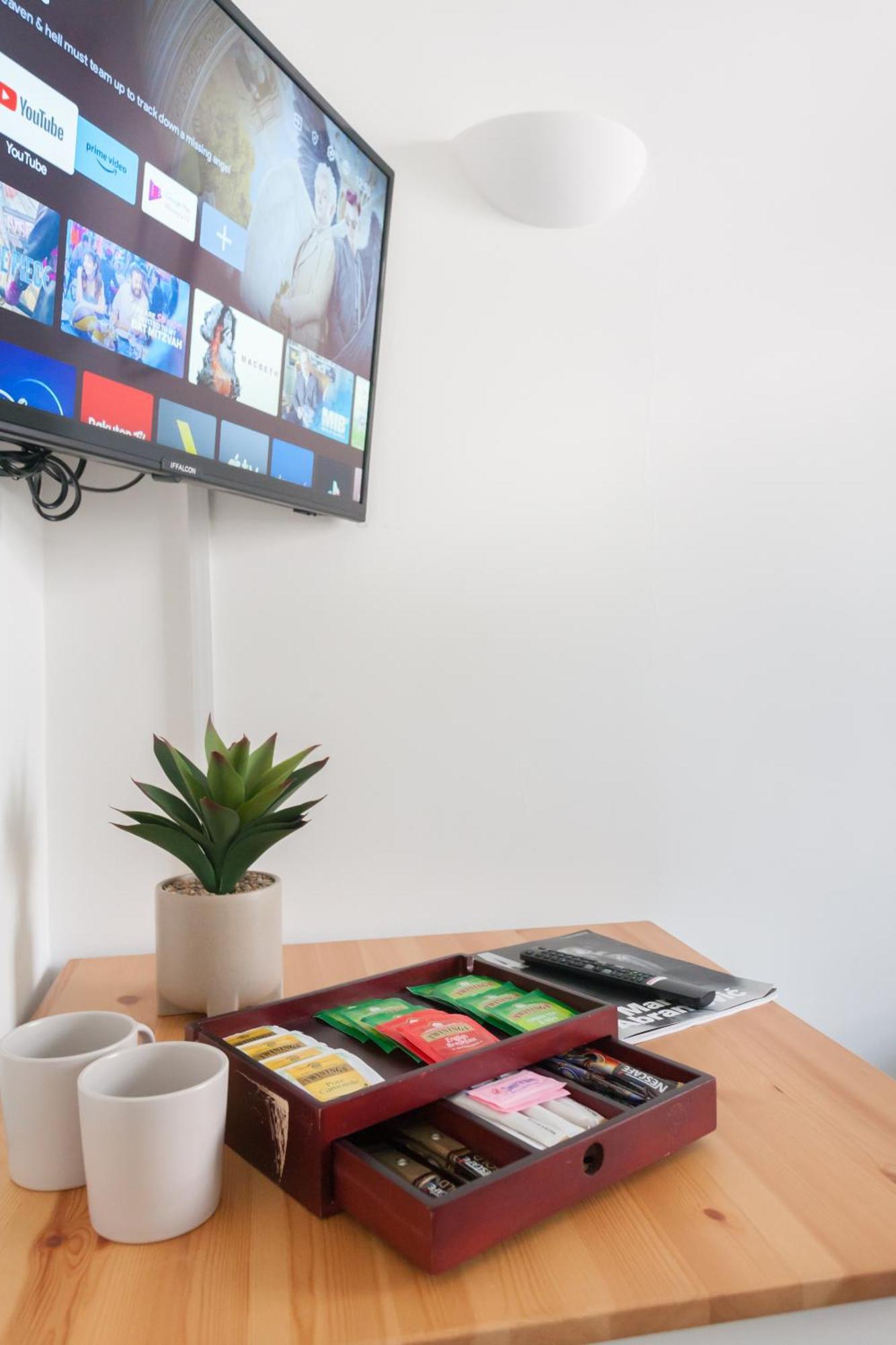 Wood Green Budget Rooms - Next To Mall & Metro Station - 10 Min To City Center 런던 외부 사진