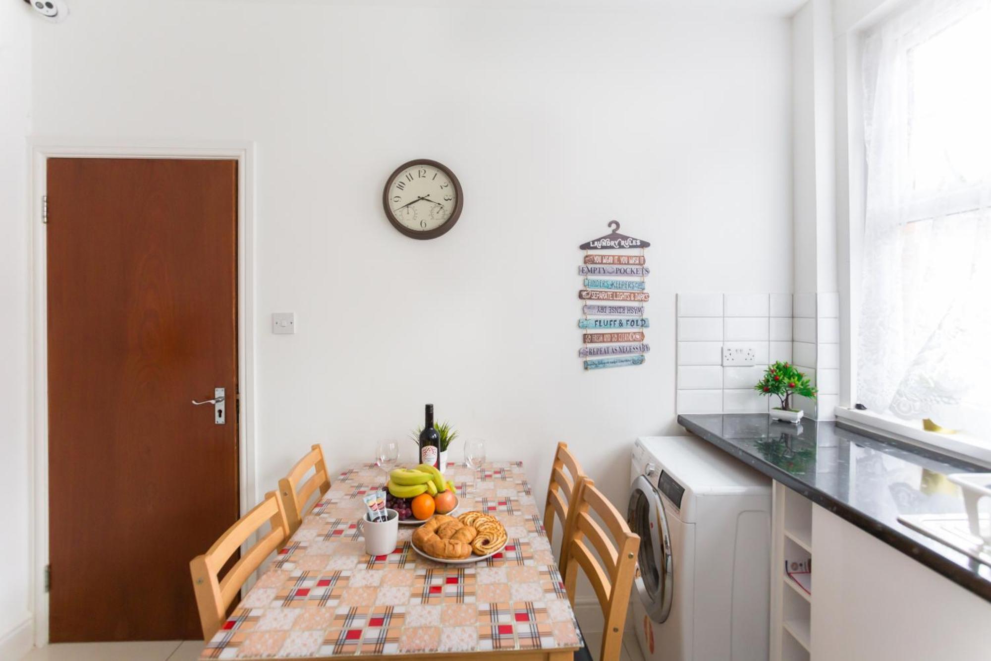Wood Green Budget Rooms - Next To Mall & Metro Station - 10 Min To City Center 런던 외부 사진
