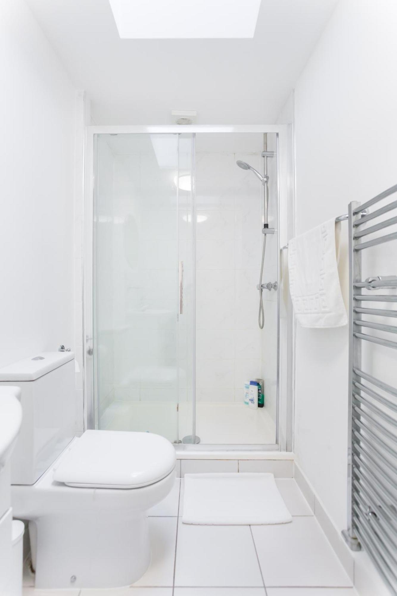 Wood Green Budget Rooms - Next To Mall & Metro Station - 10 Min To City Center 런던 외부 사진