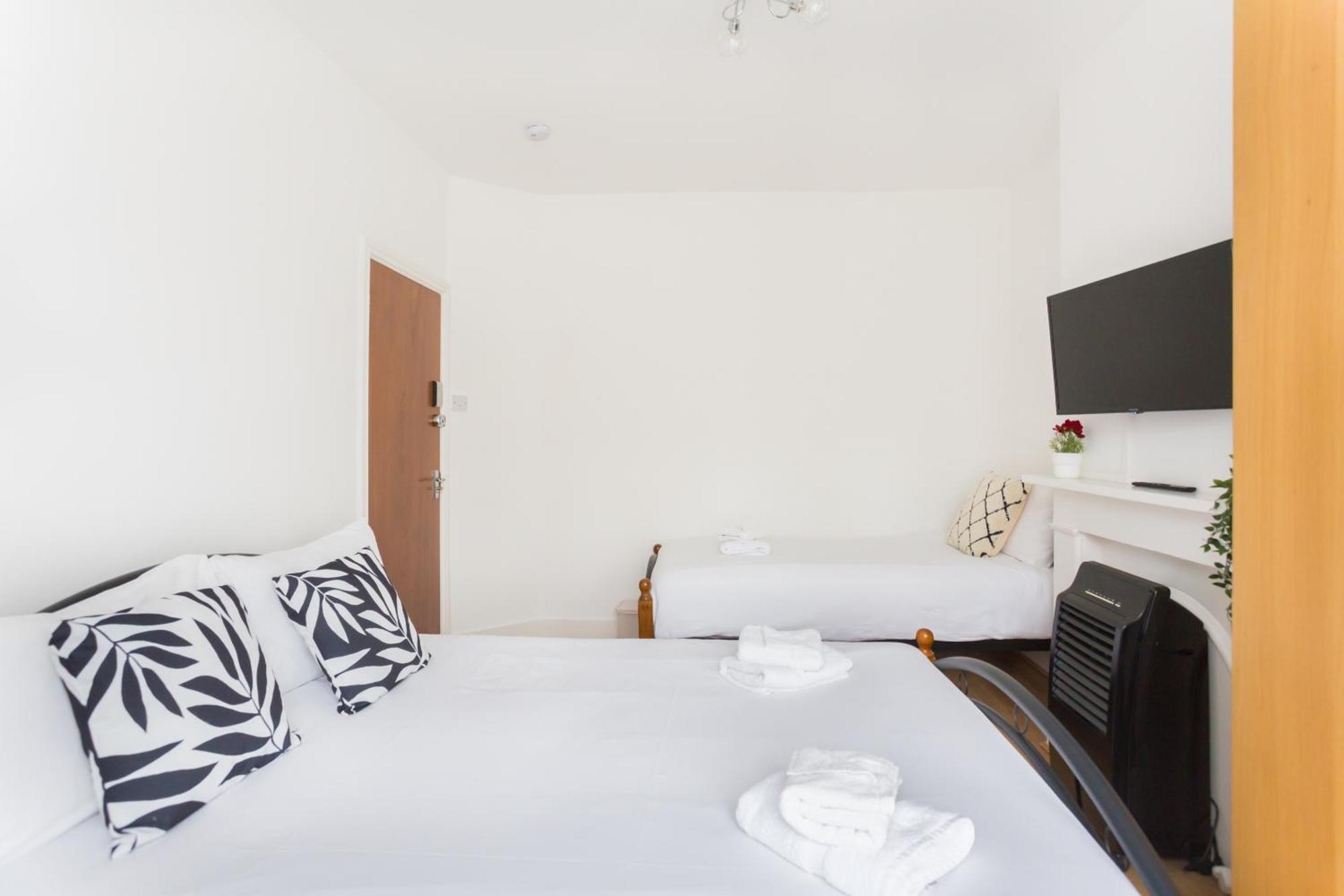 Wood Green Budget Rooms - Next To Mall & Metro Station - 10 Min To City Center 런던 외부 사진