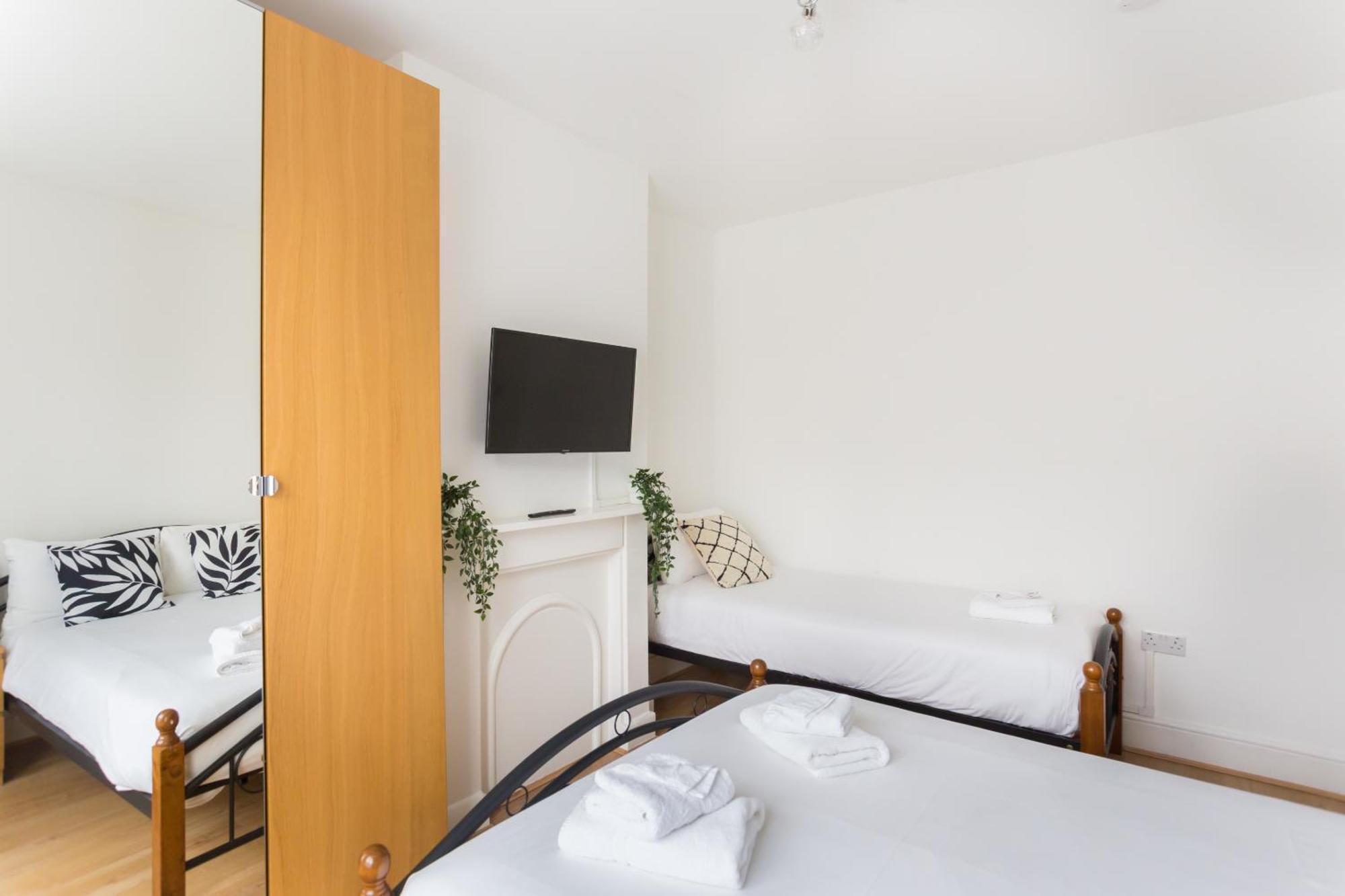 Wood Green Budget Rooms - Next To Mall & Metro Station - 10 Min To City Center 런던 외부 사진