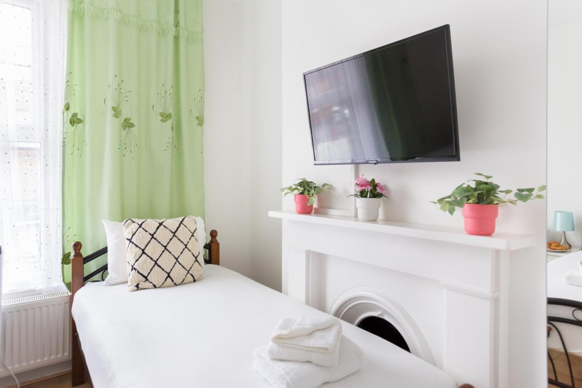 Wood Green Budget Rooms - Next To Mall & Metro Station - 10 Min To City Center 런던 외부 사진