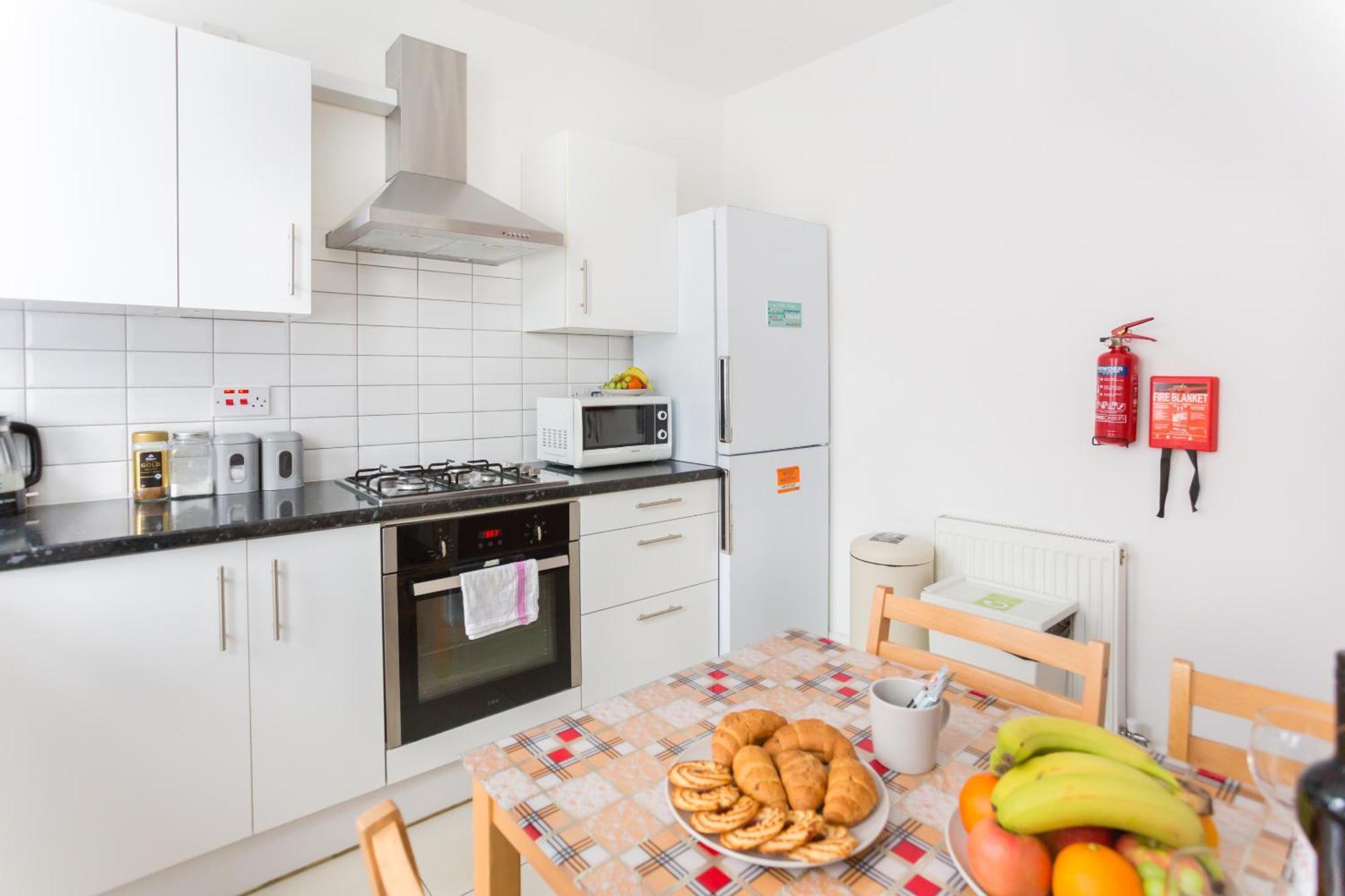 Wood Green Budget Rooms - Next To Mall & Metro Station - 10 Min To City Center 런던 외부 사진