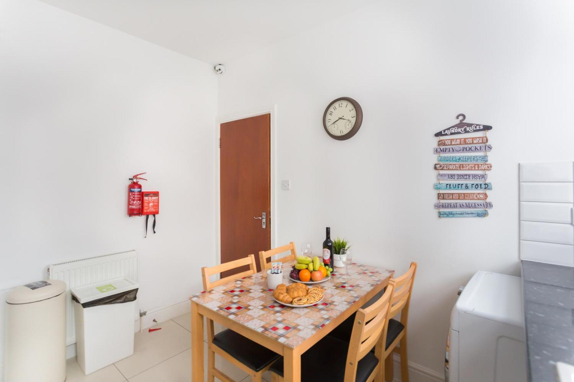 Wood Green Budget Rooms - Next To Mall & Metro Station - 10 Min To City Center 런던 외부 사진