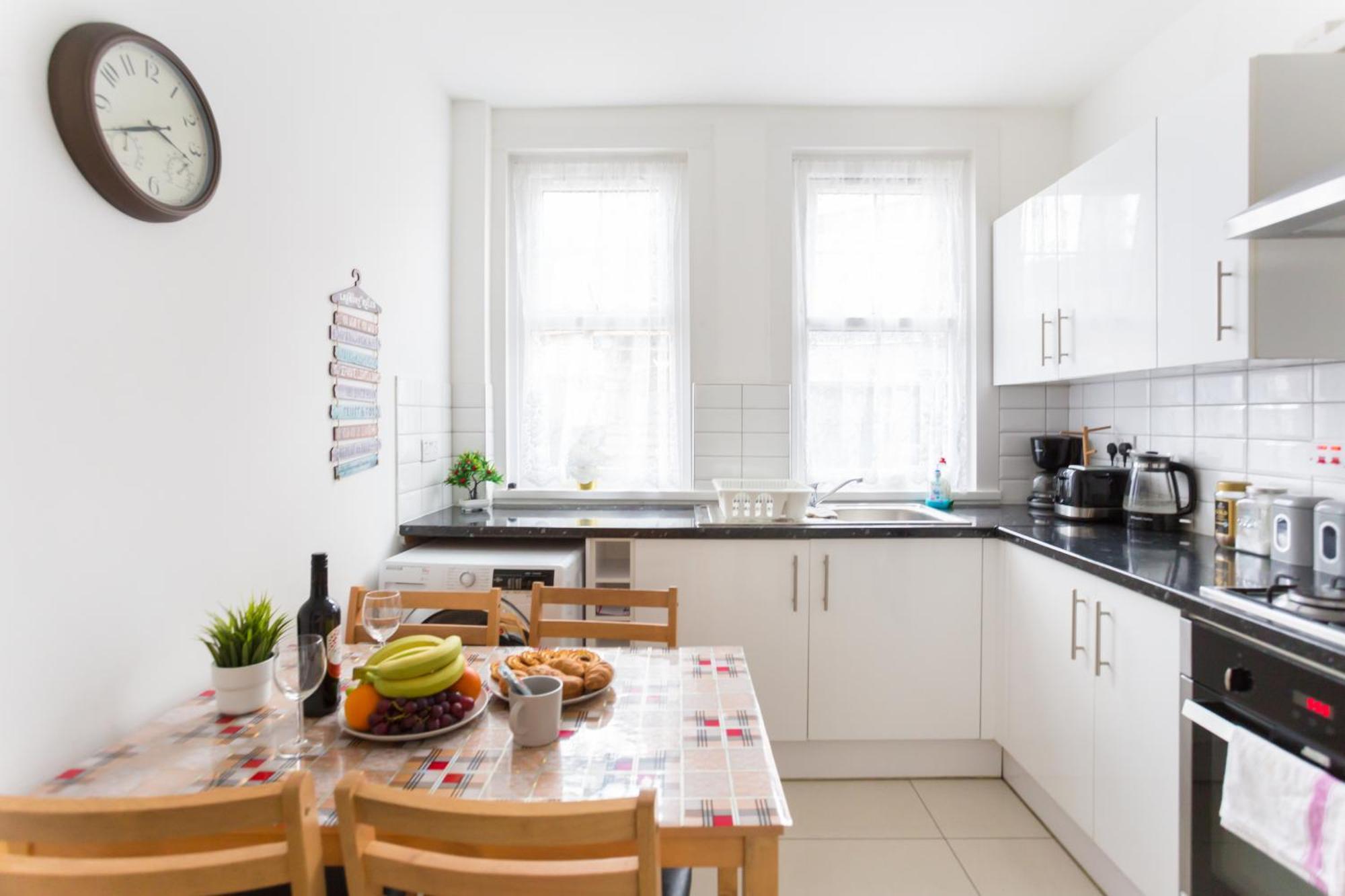 Wood Green Budget Rooms - Next To Mall & Metro Station - 10 Min To City Center 런던 외부 사진