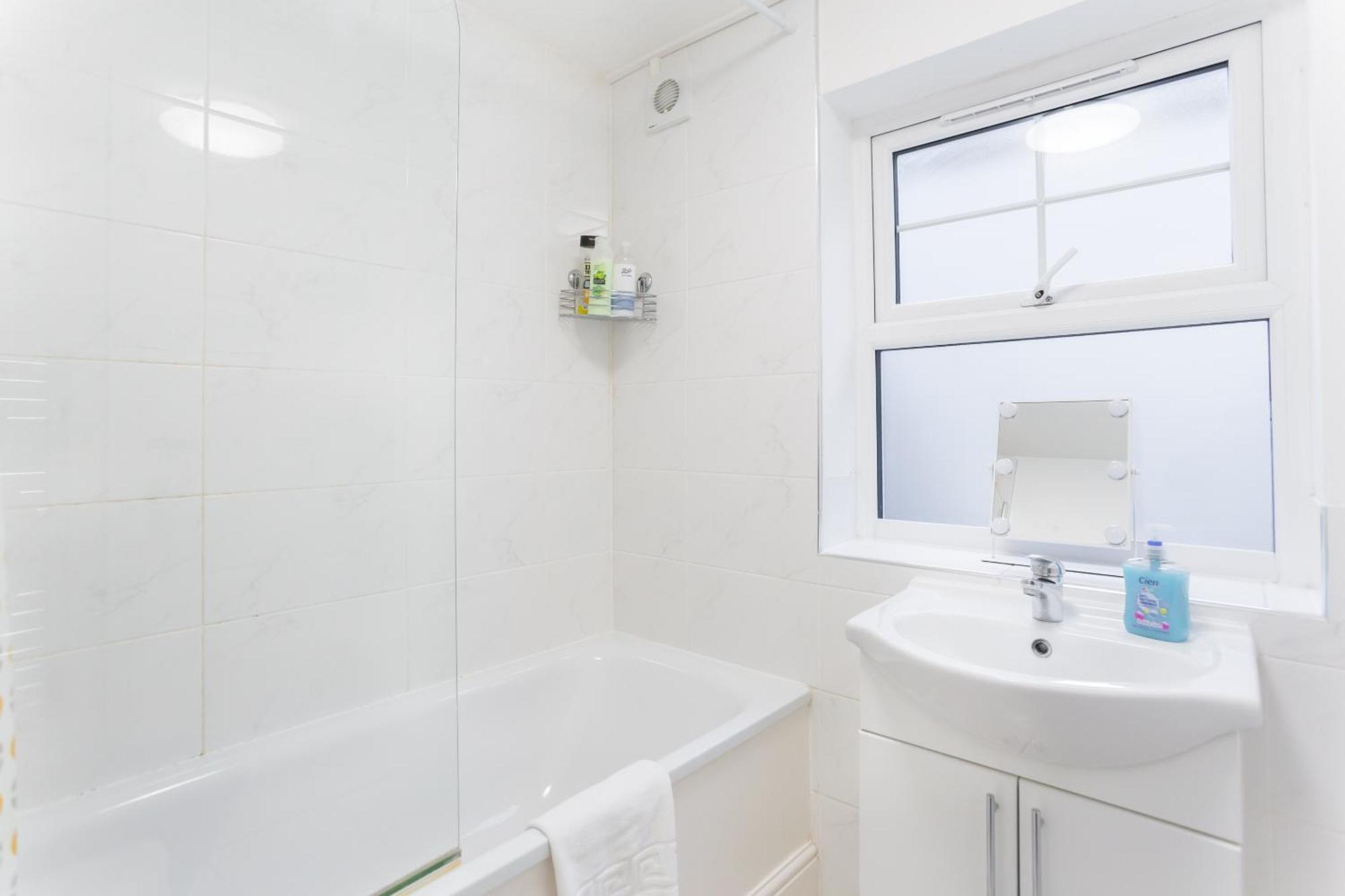 Wood Green Budget Rooms - Next To Mall & Metro Station - 10 Min To City Center 런던 외부 사진