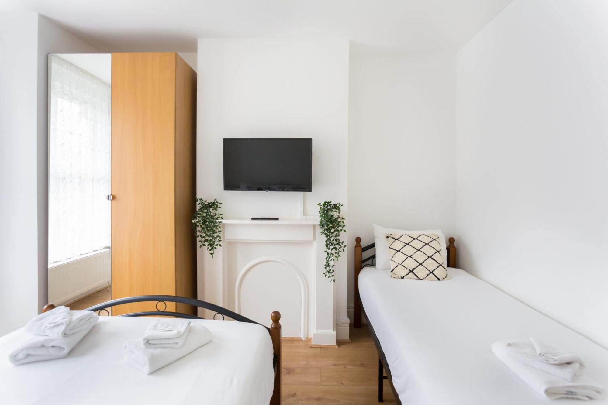Wood Green Budget Rooms - Next To Mall & Metro Station - 10 Min To City Center 런던 외부 사진