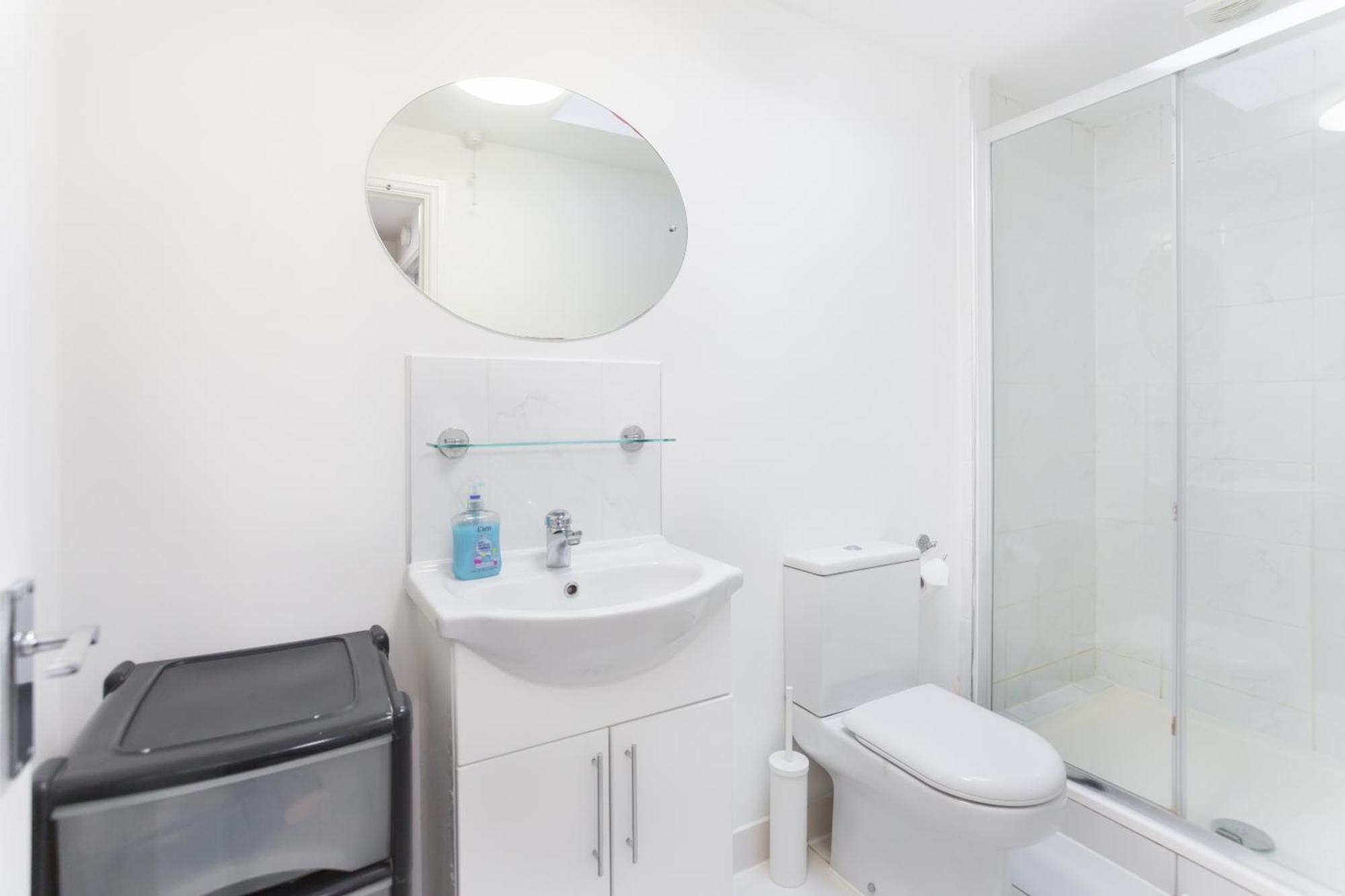 Wood Green Budget Rooms - Next To Mall & Metro Station - 10 Min To City Center 런던 외부 사진
