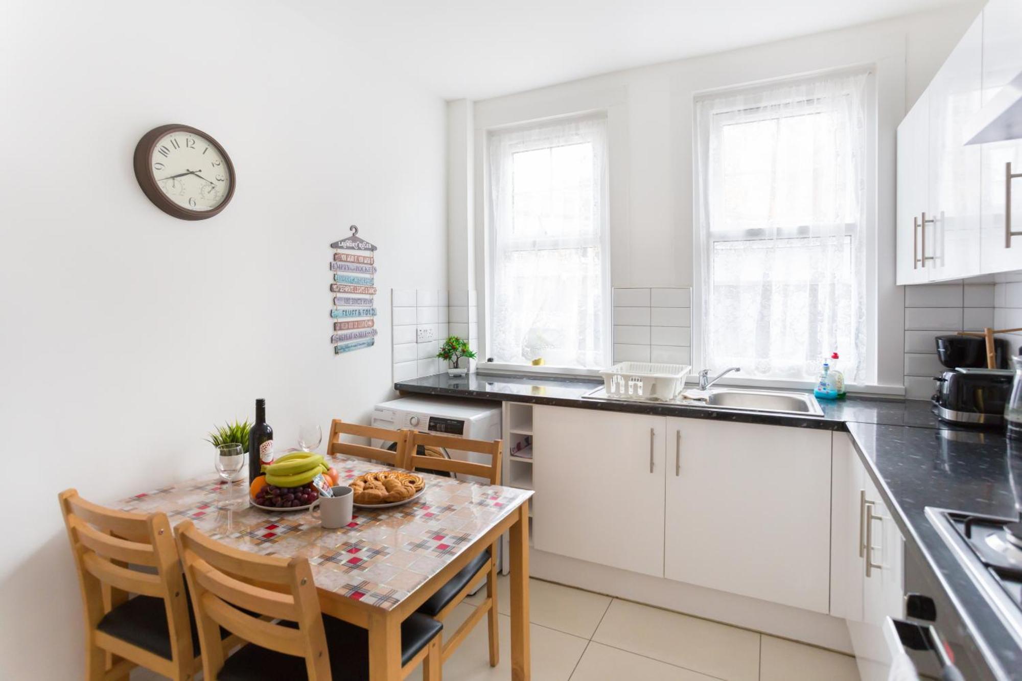 Wood Green Budget Rooms - Next To Mall & Metro Station - 10 Min To City Center 런던 외부 사진