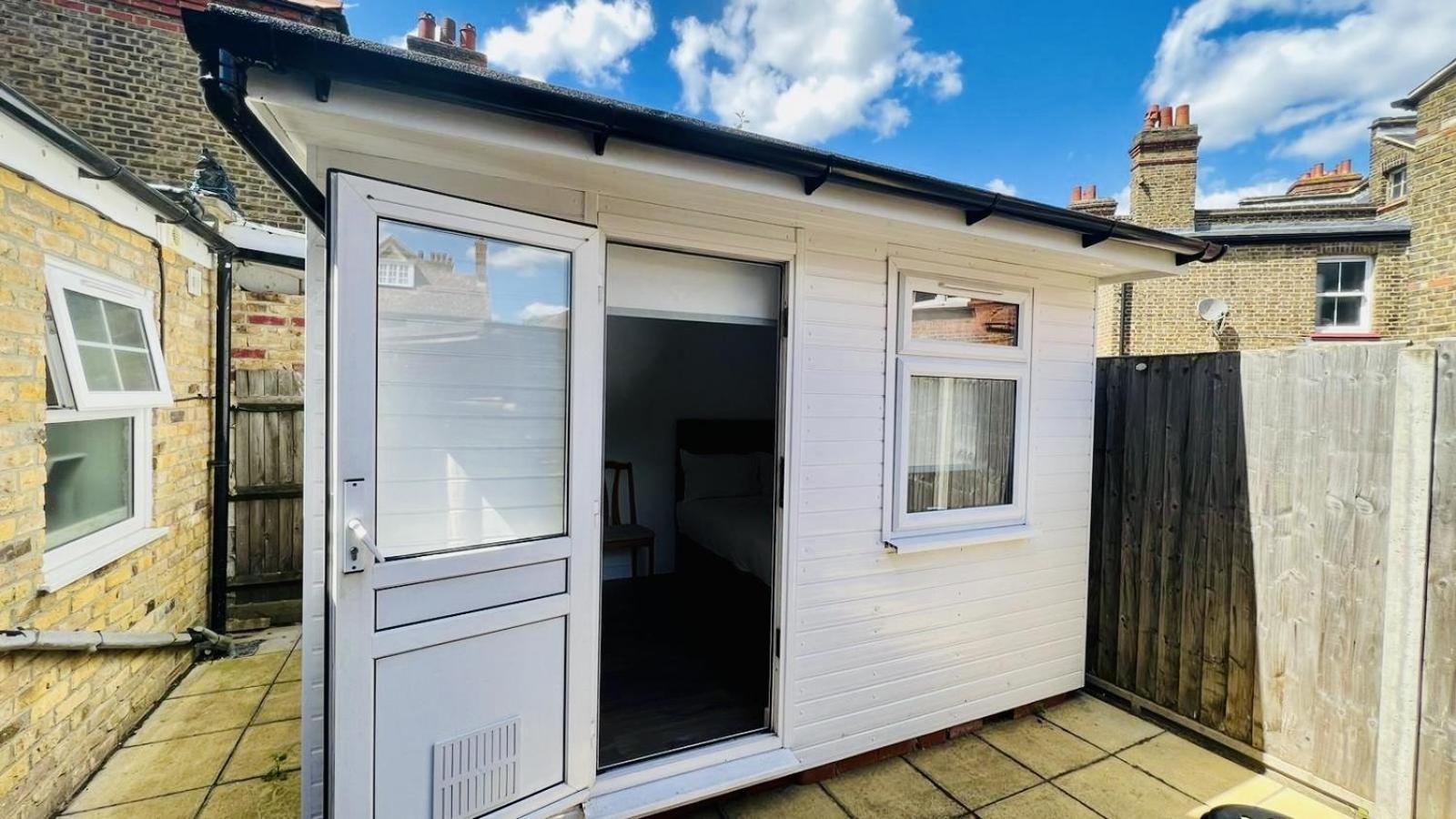 Wood Green Budget Rooms - Next To Mall & Metro Station - 10 Min To City Center 런던 외부 사진