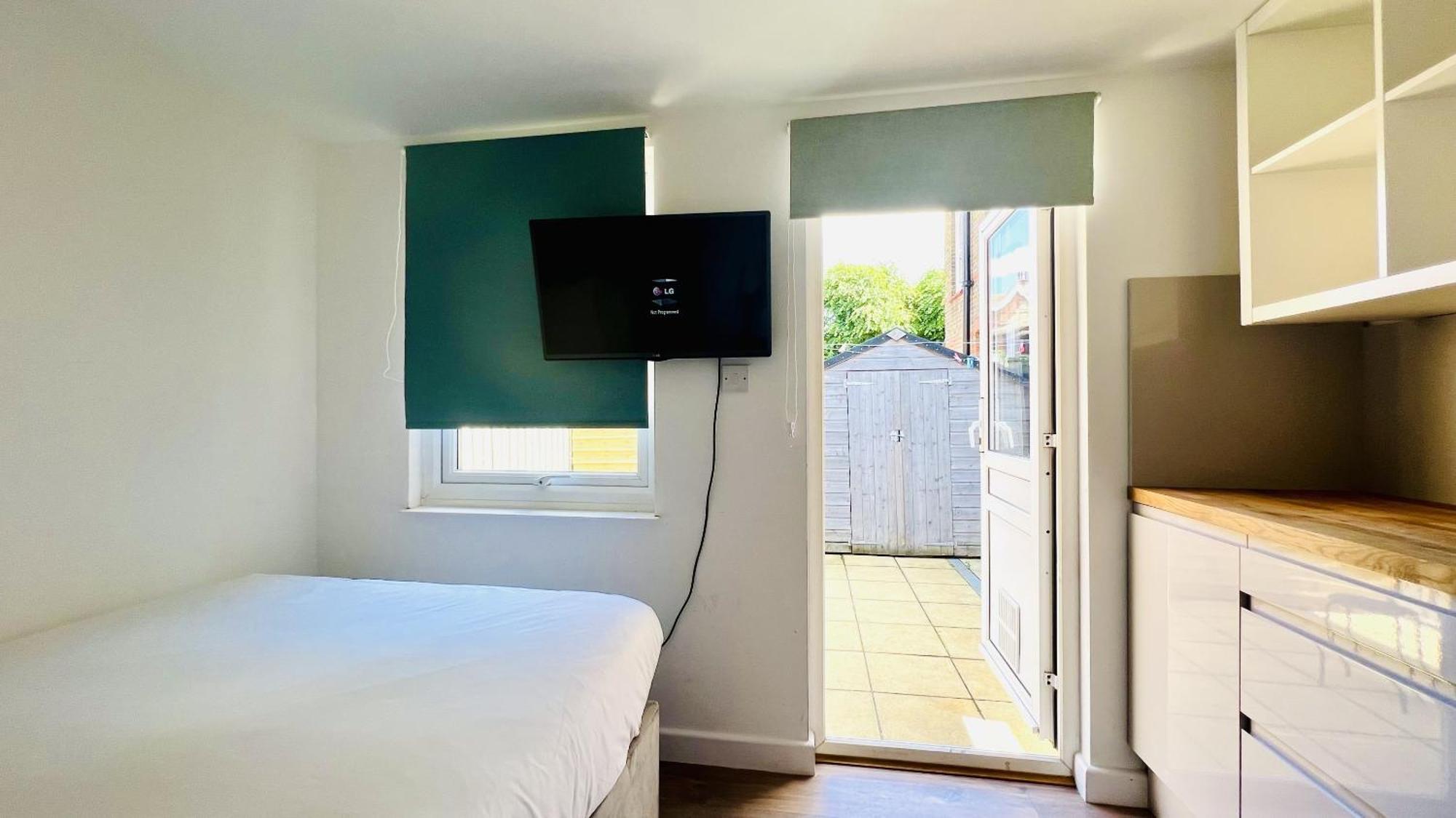 Wood Green Budget Rooms - Next To Mall & Metro Station - 10 Min To City Center 런던 외부 사진