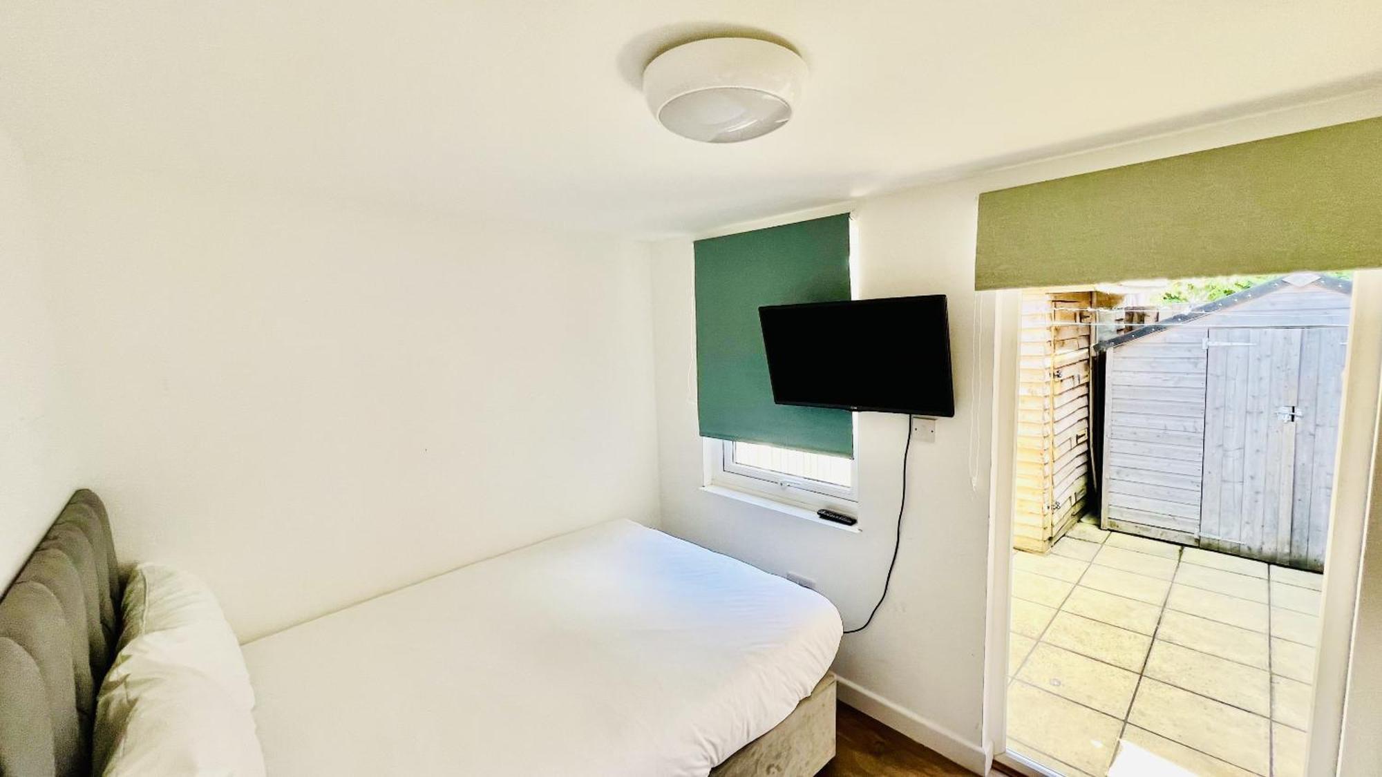 Wood Green Budget Rooms - Next To Mall & Metro Station - 10 Min To City Center 런던 외부 사진